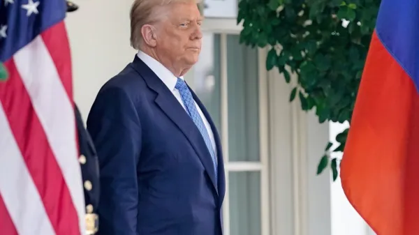 “Polnoč je. Milijarde dolarjev od carin sedaj pritekajo v Združene 
države Amerike,” je pred dnevi zapisal Trump.