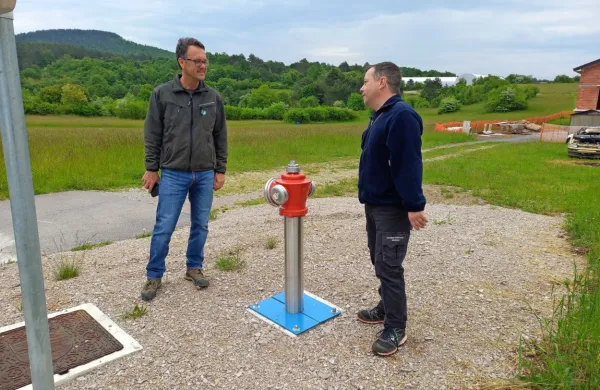 Andrej Zadnik iz Zavoda za gozdove (levo) in Borut Hočevar iz 
občine Hrpelje-Kozina ob enem od petih novih hidrantov za 
gasilce.