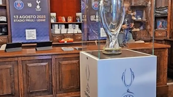 Lovorika nogometnega superpokala je bila razstavljena tudi v 
goriški železnini Krainer.