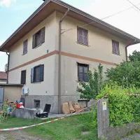 Policisti so v kleti hiše v Guminu našli razkosano truplo, prekrito z 
živim apnom.