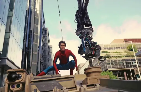 Tom Holland si je že četrtič nadel Spidermanove pajkice.