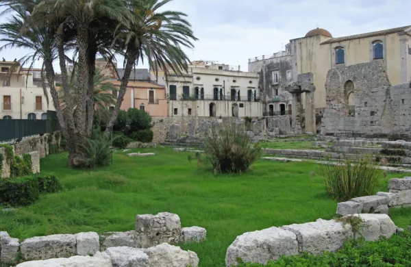 Historična mesteca  so tudi na Siciliji polna praznih hiš, ki jih 
novemu lastniku ponujajo zgolj za en evro, a zanimanja zanje ni 
veliko.