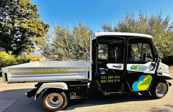 Vožnja z električnimi vozili Dostavko ne bo več brezplačna za vse 
potnike.