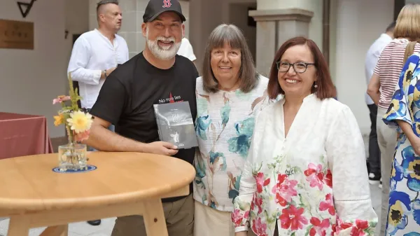 Borut Škabar z lektorico Vesno Lamut Tomc (v sredini) in vodjo založbe Libris Ingrid Celestina