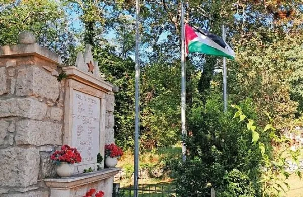 Praprovci so pretekli konec tedna na drog ob vaškem spomeniku 
padlim v narodnoosvobodilni borbi v znak človečnosti obesili 
palestinsko zastavo