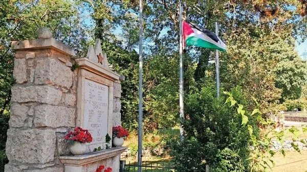 Praprovci so pretekli konec tedna na drog ob vaškem spomeniku 
padlim v narodnoosvobodilni borbi v znak človečnosti obesili 
palestinsko zastavo