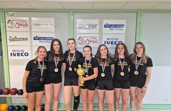 Z leve so: Varvara Kuzmina, Neža Čandek, Brina Janjić, Julija Rudolf, Kristina Deželak, Larisa Bertok, Tina 
Kranjec.

