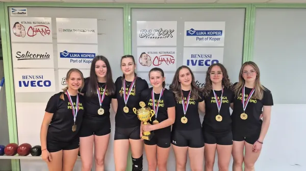 Z leve so: Varvara Kuzmina, Neža Čandek, Brina Janjić, Julija Rudolf, Kristina Deželak, Larisa Bertok, Tina 
Kranjec.

