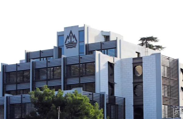 Splošna plovba, vrsto let edini slovenski ladjar, po 71 letih od 
ustanovitve dokončno odhaja v zgodovino.