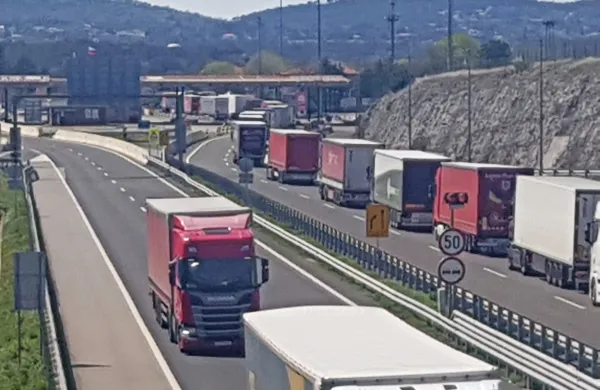 Gneča pred mejnim prehodom Fernetiči je že skoraj vsakdanja.