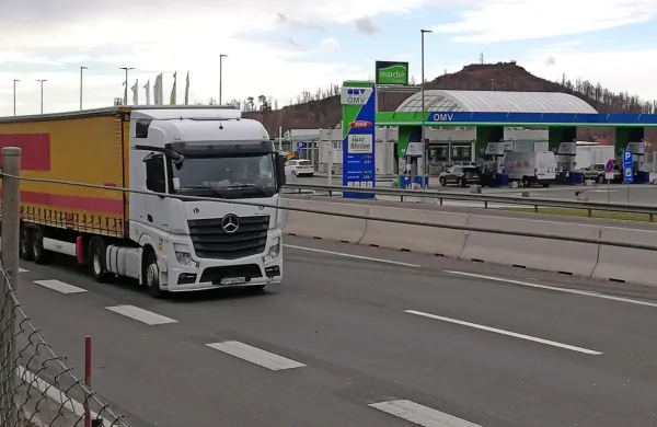 Števec je na Ravbarkomandi prvi poletni mesec zaznal 0,6 milijona 
tovornih vozil, kar medletno predstavlja sedemodstotno rast.