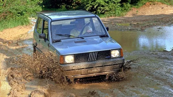 Izjemno priljubljena je bila tudi različica 4x4, ki je danes precej 
iskan na trgu rabljenih avtomobilov.