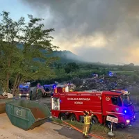 Požar v zbirnem centru Dragonja poga&scaron;en, intervencija gasilcev trajala do jutra (FOTO, VIDEO)