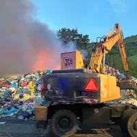 Požar v zbirnem centru Dragonja poga&scaron;en, intervencija gasilcev trajala do jutra (FOTO, VIDEO)