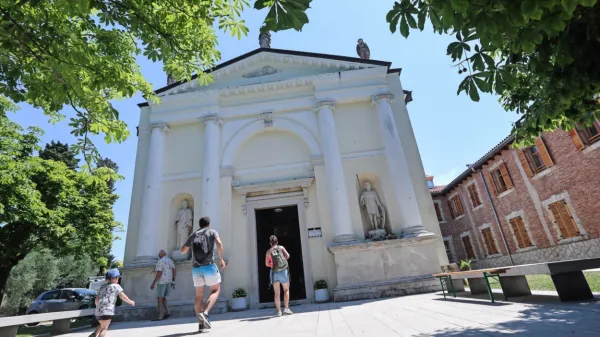 Cerkev Marijinega prikazanja v Strunjanu bo danes ena najbolj 
obljudenih primorskih cerkva.