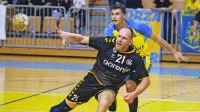 Tine Poklar bo po igranju za Gorenje v novi sezoni spet nosil 
rumeno-modri dres.