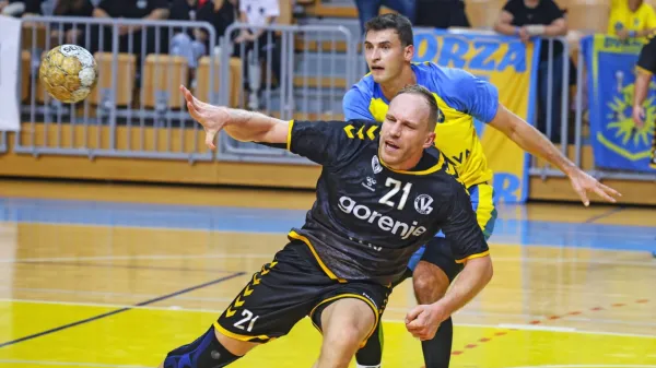 Tine Poklar bo po igranju za Gorenje v novi sezoni spet nosil 
rumeno-modri dres.