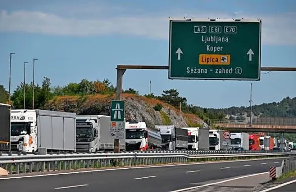 V prvih popoldanskih urah se je promet na slovenski hitri cesti 
proti Fernetičem zgostil.