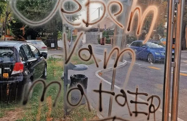 Domačini in krajevna skupnost so ogorčeni nad vandalizmom 
obiskovalcev.