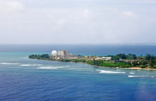 Otok Kwajalein  je uradno del Marshallovih otokov - toda  od druge 
svetovne vojne dalje je   pod nadzorom Združenih držav Amerike. 