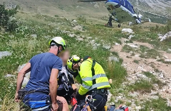 Planinko z zlomljenim gležnjem so pod Krnom pobrali s helikopterjem.