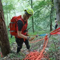 Nemca so na strmi gozdni brežini najprej privezali na vrvi in nato 
varno spustili do nižje poti.