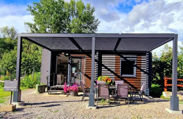 Trgovinica je odprta vse dni  v tednu, a brez prodajalca. 