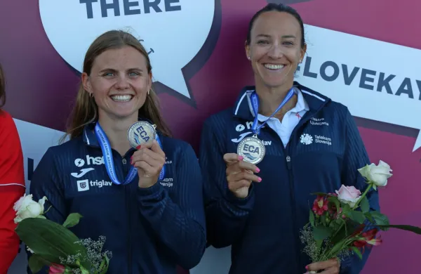 Anja Osterman (desno) in Mia Medved  sta prvi slovenski adutinji 
tudi na prvenstvu v Milanu.