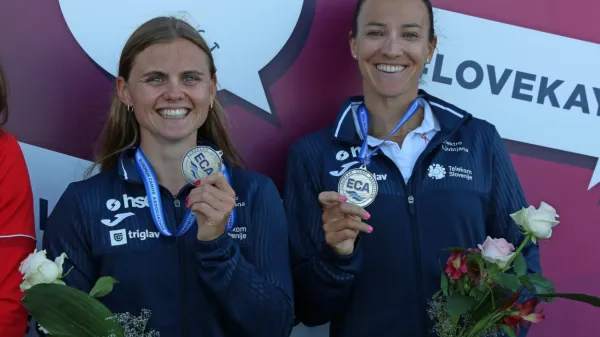  Anja Osterman (desno) in Mia Medved  sta prvi slovenski adutinji 
tudi na prvenstvu v Milanu.