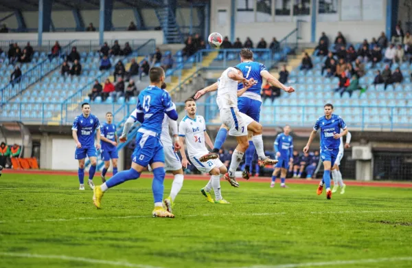 Dekančani (v modrih dresih) so prvič preskočili gostitelje  v 
novogoriškem  športnem parku.  