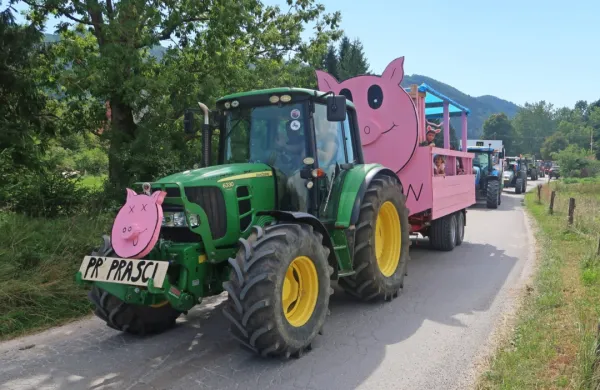 Na “traktor zboru” v Zadlogu je 107 traktorjev z domiselno urejenimi
prikolicami v dveh urah obkrožilo zadloški del črnovrške planote.