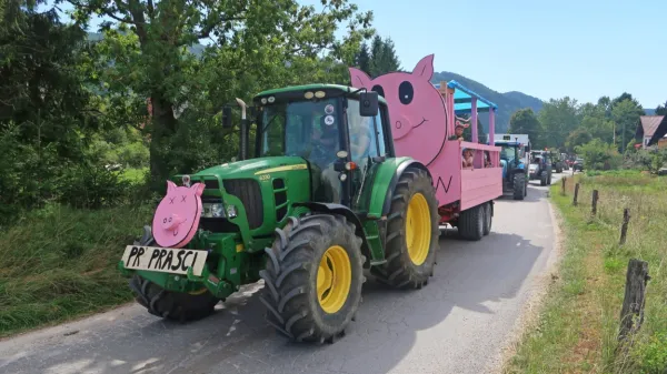 Na  “traktor zboru” v Zadlogu je 107 traktorjev z domiselno urejenimi 
prikolicami v dveh urah obkrožilo zadloški del črnovrške planote.

