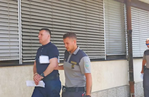 Elvira Valjaka (levo) sta pravosodna policista po razglasitvi sodbe 
odpeljala nazaj v pripor, v katerem je že dobro leto. 