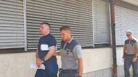 Elvira Valjaka (levo) sta pravosodna policista po razglasitvi sodbe 
odpeljala nazaj v pripor, v katerem je že dobro leto. 