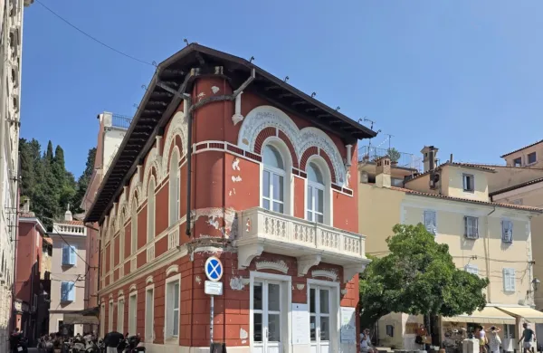 Občina Piran bo obnovila pročelje piranske Galerije Hermana 
Pečariča.