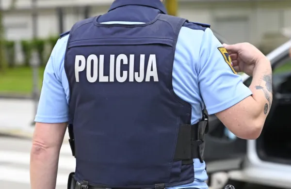 &ldquo;Zadeta&rdquo; za volanom, med postopkom pa so policisti na&scaron;li &scaron;e ...