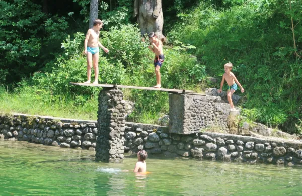 Čeprav edino, je kopališče Lajšt privlačno za obiskovalce več 
občin. Žal se zaradi dragega parkiranja in zmede v informiranju 
idrijskega turizma težko dokopljejo do informacij, kako do njega. 
