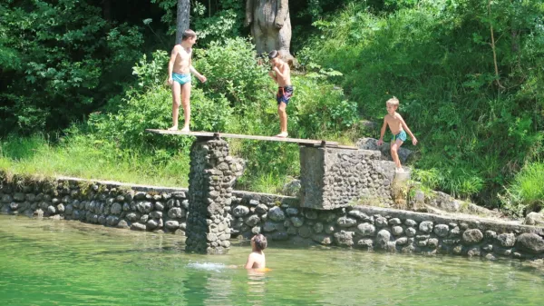 Čeprav edino, je kopališče Lajšt privlačno za obiskovalce več 
občin. Žal se zaradi dragega parkiranja in zmede v informiranju 
idrijskega turizma težko dokopljejo do informacij, kako do njega. 
