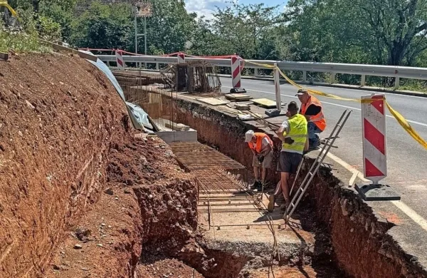Gradnja zidu ob državni cesti ob vhodu v vas