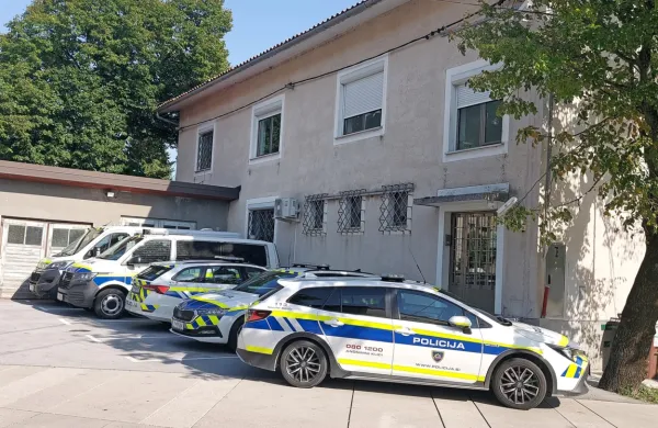 Bodo ajdovski policisti ostali še nekaj let v stari postaji ali bodo 
morali spet pakirati kovčke, čelade  in puške?