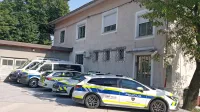 Bodo ajdovski policisti ostali še nekaj let v stari postaji ali bodo 
morali spet pakirati kovčke, čelade  in puške?