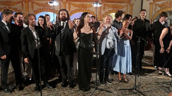 Dirigent George Pehlivanian (desno med pevkama) je bil, kljub 
skrčenemu  ansamblu, upravičeno zadovoljen s koncertno izvedbo 
opere Don Giovani na idrijskem gradu.