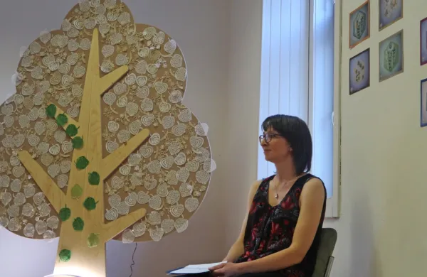 Petra Marinko Rus ob čudežni lipi, za katero je narisala vzorce za   
čipke cvetja in listov na njej in jih precej tudi sklekljala. 