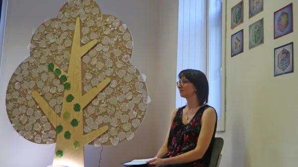 Petra Marinko Rus ob čudežni lipi, za katero je narisala vzorce za   
čipke cvetja in listov na njej in jih precej tudi sklekljala. 