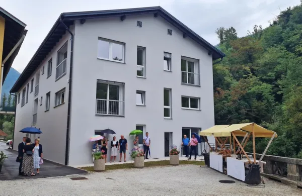 V Tolminu so danes slovesno odprli rekonstruiran objekt na 
naslovu Zalog 11, ki bo poslej služil stanovanjskemu namenu - v 
njem bo sedem javnih najemnih stanovanj - in muzejskemu 
depoju. 