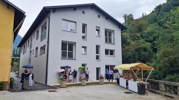 V Tolminu so danes slovesno odprli rekonstruiran objekt na 
naslovu Zalog 11, ki bo poslej služil stanovanjskemu namenu - v 
njem bo sedem javnih najemnih stanovanj - in muzejskemu 
depoju. 