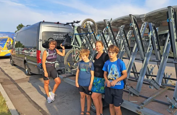 Bicibus  pohodnike in kolesarje odpelje na Predmejo in do 
Čedada. 