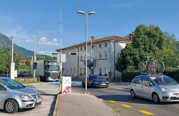 Kolone vozil skozi Podnanos