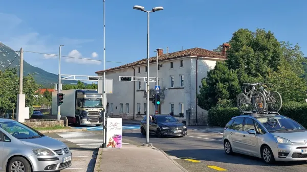 Kolone vozil skozi Podnanos