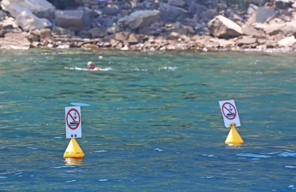 Z  rumenimi  plovki    omejijo  območje  kopalnih  voda. 